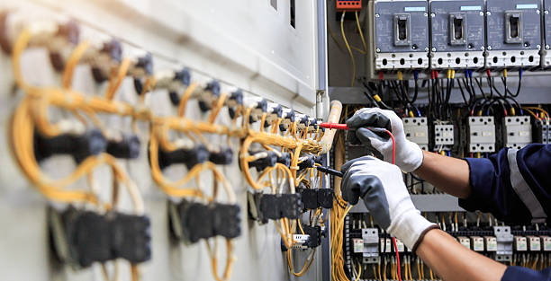 Professional Electrician technician working in Tres Arroyos, NM